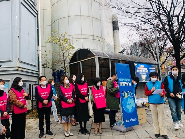 광명시는11월 19일 지하철 7호선 철산역 주변에서 광명시아동보호전문기관과 함께 ‘웃는 아이 행복한 광명’ 아동학대 예방 캠페인을 진행했다. / 사진제공=광명시