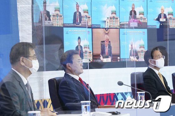 20일 청와대에서 화상으로 개최된 2020 아시아태평양경제협력체(APEC) 정상회의에서 문재인 대통령 뒤로 화상으로 참석한 도널드 트럼프 미국 대통령의 모습이 보이고 있다. /사진=뉴스1