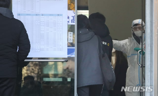 2021학년도 서울시 공립(국립, 사립) 중등교사, 보건사서영양전문상담특수(중등)교사 임용후보자 선정경쟁 제1차시험이 치러지는 21일 오전 서울 용산구 용산고등학교에서 임용시험 참석 수험생들이 발열체크 및 거리두기 등 방역수칙 을 준수하며 입실하고 있다. /사진=뉴시스