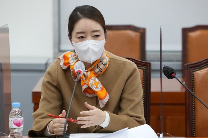 강선우 더불어민주당 대변인이 국민의힘 부산지역 의원들과 TK(대구·경북) 의원들이 가덕도 신공항 관련해 갈등을 빚은 것을 두고 비판했다. 사진은 지난 6일 6일 서울 여의도 국회에서 열린 아동학대 관련 온라인 민생간담회에서 발언을 하는 강선우 의원. /사진=뉴스1