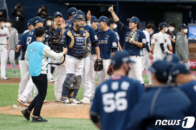 21일 오후 서울 구로구 고척스카이돔에서 열린 프로야구 2020 신한은행 SOL KBO 포스트시즌 한국시리즈 4차전 두산베어스와 NC다이노스의 경기에서 NC가 3대0 완승을 거뒀다. NC 선수들이 마운드에서 승리의 기쁨을 나누고 있다. /사진=뉴스1 이동해 기자