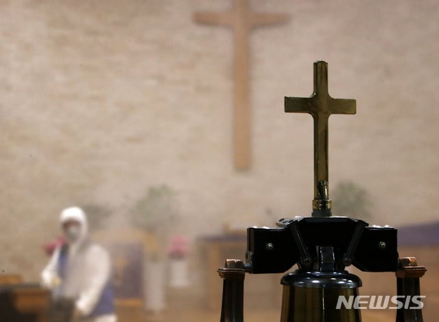 서울 마포구 소재의 한 교회에서 마포구청 방역 관계자가 신종 코로나바이러스 감염증(코로나19)을 예방하기 위해 방역을 하고 있다. 사진은 기사와 무관/사진=뉴시스