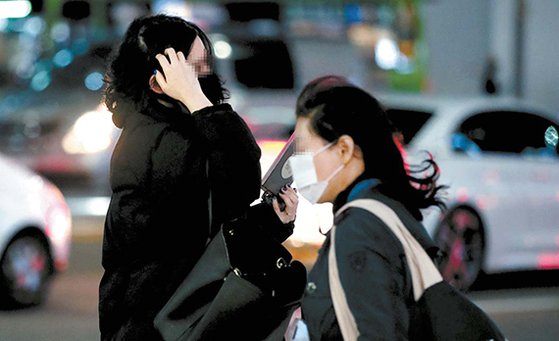 서울 서초구 교대역 인근에서 시민들이 두꺼운 옷으로 단단히 ‘무장’한 채 발걸음을 재촉하고 있다/사진=뉴시스