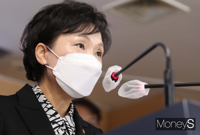 김현미 국토교통부 장관이 전세형 공공임대주택 11만4000가구 공급대책에 대해 입을 열었다./사진=임한별 기자