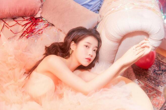 가수 아이유의 드레스 자태가 눈길을 끈다. /사진=아이유 SNS