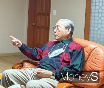 삼영화학그룹 창업자이자 관정 이종환교육재단의 설립자인 이종환(98) 명예회장이 지난 22일 경남 의령 생가를 찾아 둘러보고 지인들과 담소를 나누고 있다./사진=머니S 임승제 기자.