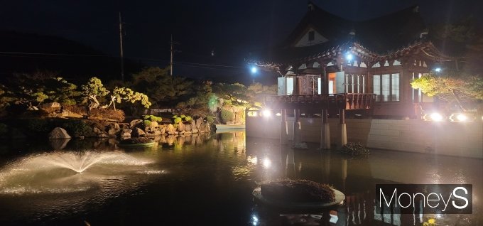 삼영화학그룹 창업자이자 관정 이종환교육재단의 설립자인 이종환(98) 명예회장의 경남 의령생가 야경./사진=머니S 임승제기자. 