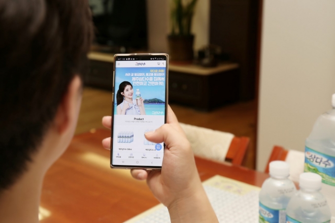 25일 제주삼다수에 따르면 최근 제주삼다수 공식 SNS에서 900명을 대상으로 생수 음용 패턴에 대해 조사한 결과 65%가 편리함 때문에 생수를 마신다고 답했다. /사진=제주특별자치도개발공사 제공  