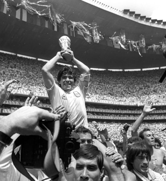 1986년 FIFA 멕시코 월드컵에서 아르헨티나 대표로 우승을 차지한 디에고 마라도나가 우승 트로피를 들어보이고 있다. /사진=로이터