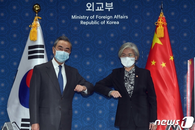 강경화 외교부 장관(오른쪽)과 왕이 중국 국무위원 겸 외교부장이 26일 서울 외교부 청사에서 회담 전 기념촬영을 하고 있다. /사진=뉴스1