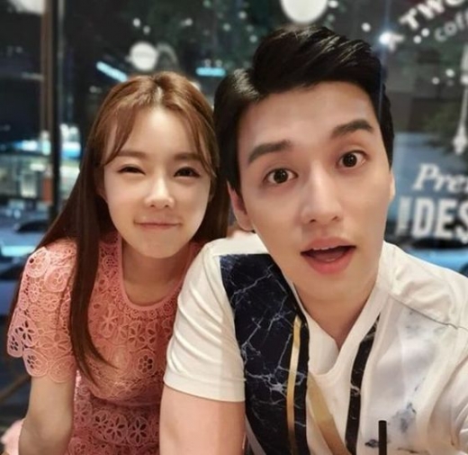 그룹 유키스 출신 일라이(오른쪽)가 방송인 지연수와 이혼한다고 밝혔다. /사진=지수연 인스타그램