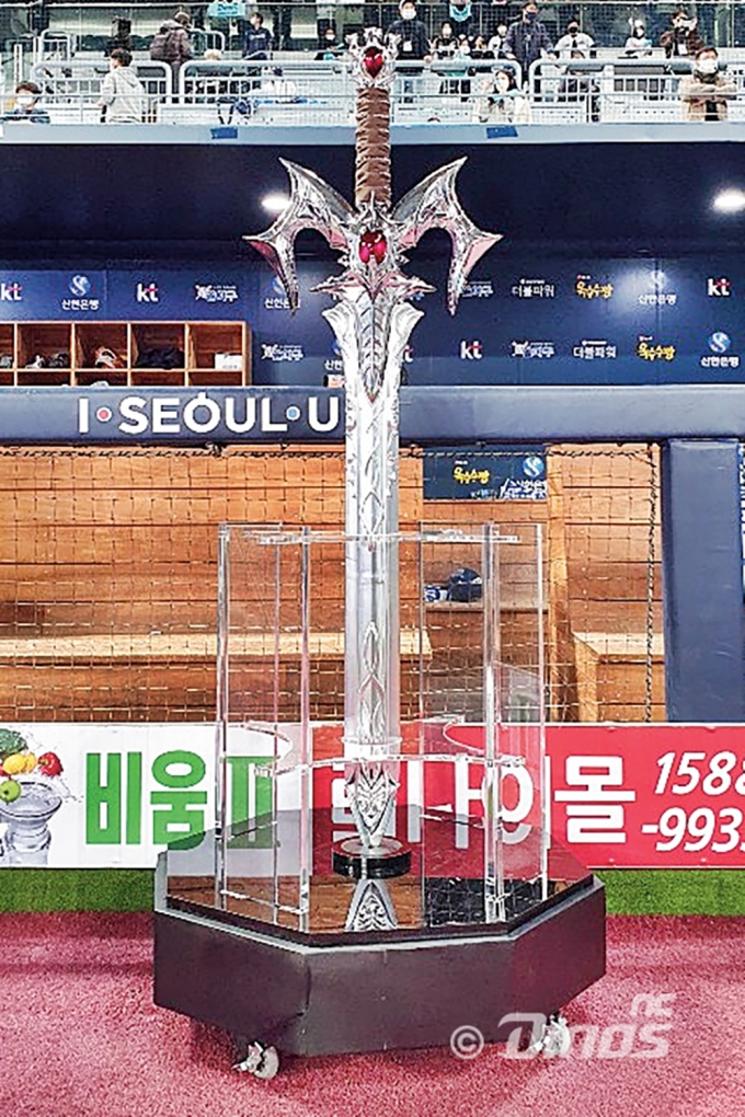 엔씨소프트의 대표 게임 리니지에서 ‘레어템’으로 통하는 ‘집행검’. /사진=NC다이노스 제공