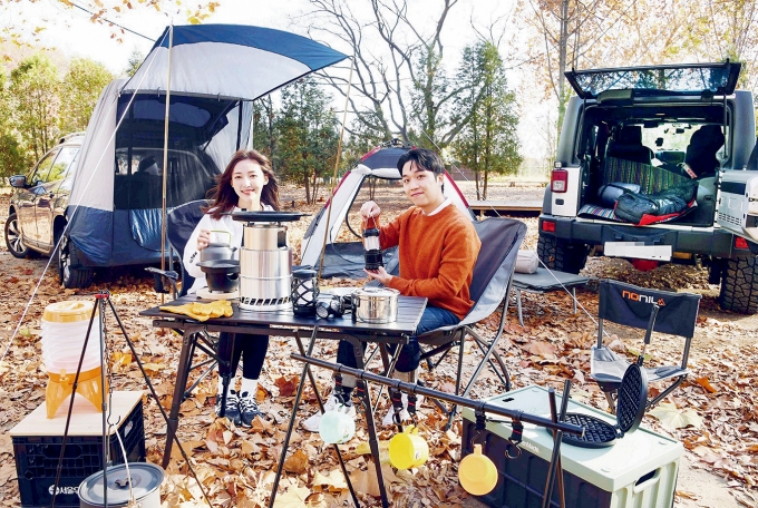 차에서 숙박하며 야외활동을 즐기는 캠핑 문화 ‘차박’에 대한 관심이 뜨겁다. 홈플러스 캠핑아웃도어대전. /사진제공=홈플러스