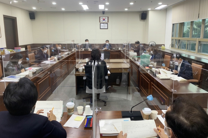 용인시의회 자치행정위원회(위원장 윤원균)는 지난 27일 재정국 소속 예산과, 회계과, 세정과, 징수과에 대한 행정사무감사를 실시했다. / 사진제공=용인시의회