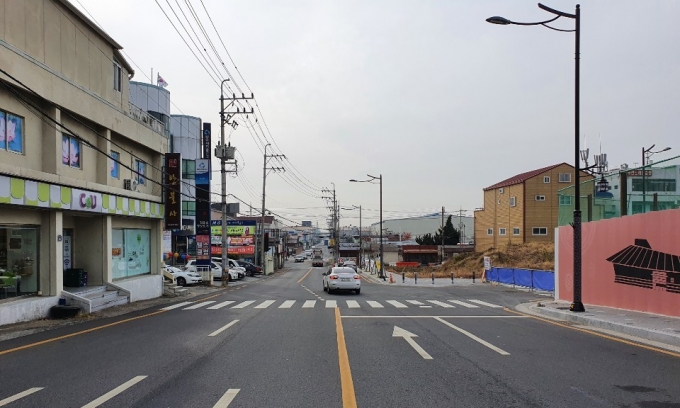 논란이 되고 있는 김해 안동1지구 도시개발사업 동측도로 차선/사진=머니S 독자제공
