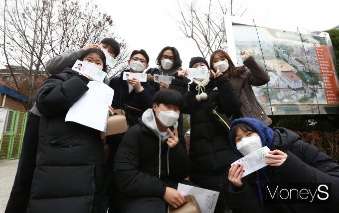 2021학년도 대학수학능력시험(수능)을 하루 앞둔 지난 1일 서울 용산구 선린인터넷고등학교에서 실시된 예비소집에서 수험생들이 수험표를 들며 웃어보이고 있다. /사진=장동규 기자