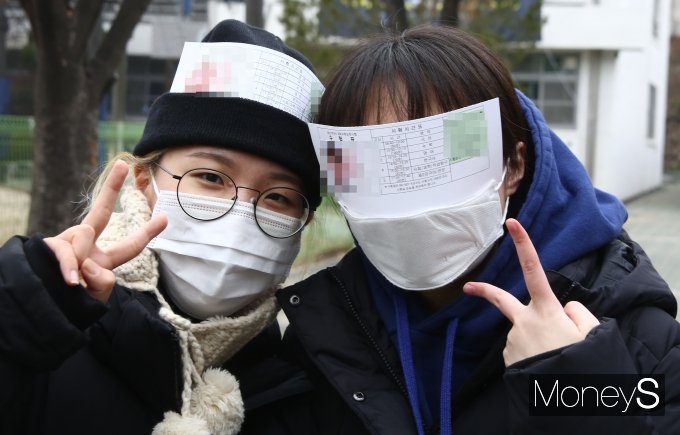 2021학년도 수능을 하루 앞둔 지난 2일 서울 용산구 선린인터넷고등학교에서 실시된 예비소집에서 수험생들이 수험표를 들며 웃어보이고 있다. /사진=장동규 기자