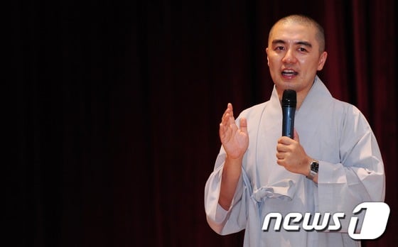 최근 건물주 논란으로 활동을 중단한 혜민스님에 대해 그가 미국 뉴욕 아파트를 구매한 시기가 정식 승려가 된 이후라는 의혹이 제기됐다. /사진=뉴스1