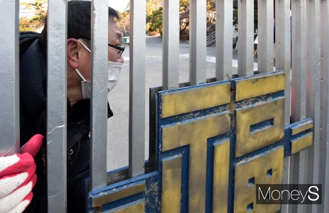 [머니S포토] 2021 수능, 닫히는 고사장