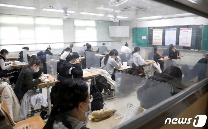 3일 치러진 수능 수학 영역 가형은 지난해 수능이나 올해 6월, 9월 모의평가(모평)와 비교해 다소 어려웠고 수학 나형은 비슷한 수준의 난이도였다는 분석이 나왔다. /사진=뉴스1