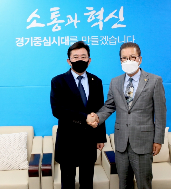 경기도의회 더불어민주당은 지난 2일 교섭단체 선진 운영사례 벤치마킹을 위해 방문한 전라남도의회 더불어민주당 이장석 대표의원 및 사무처 직원들과 함께 정담회를 진행했다. / 사진제공=경기도의회