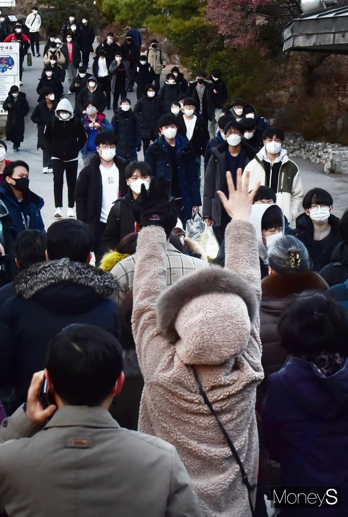 [머니S포토] 2021 수능 종료, 