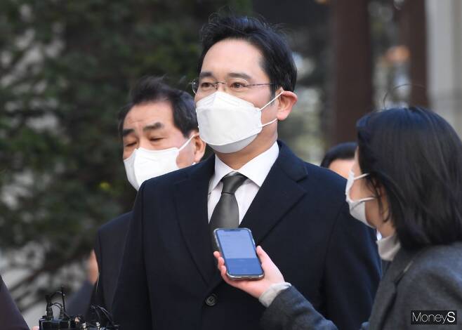 이재용 삼성전자 부회장이 30일 오후 서울 서초구 서울고등법원에서 열린 '국정농단' 사건 파기환송심 속행 공판에 출석하고 있다. / 사진=장동규 기자