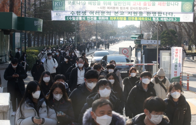 본격적인 대입논술시험이 치러지는 12월초가 코로나19 확산의 중대 고비가 될 전망이다. 사진은 지난 5일 오전 서울 광진구 건국대학교에서 수험생들이 2021학년도 대입 논술고사를 치르고 나오는 모습. /사진=뉴시스 김명원 기자