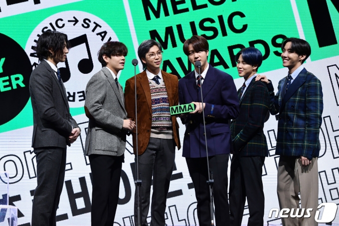 그룹 방탄소년단(BTS) 정국(왼쪽부터), 뷔, RM, 진, 지민, 제이홉이 5일 오후 7시에 열린 'MMA 2020'(멜론뮤직어워드 2020)에 참석해 ‘올해의 앨범상’을 받은 뒤 소감을 말하고 있다. (카카오 제공) 2020.12.5/뉴스1 © News1 권현진 기자