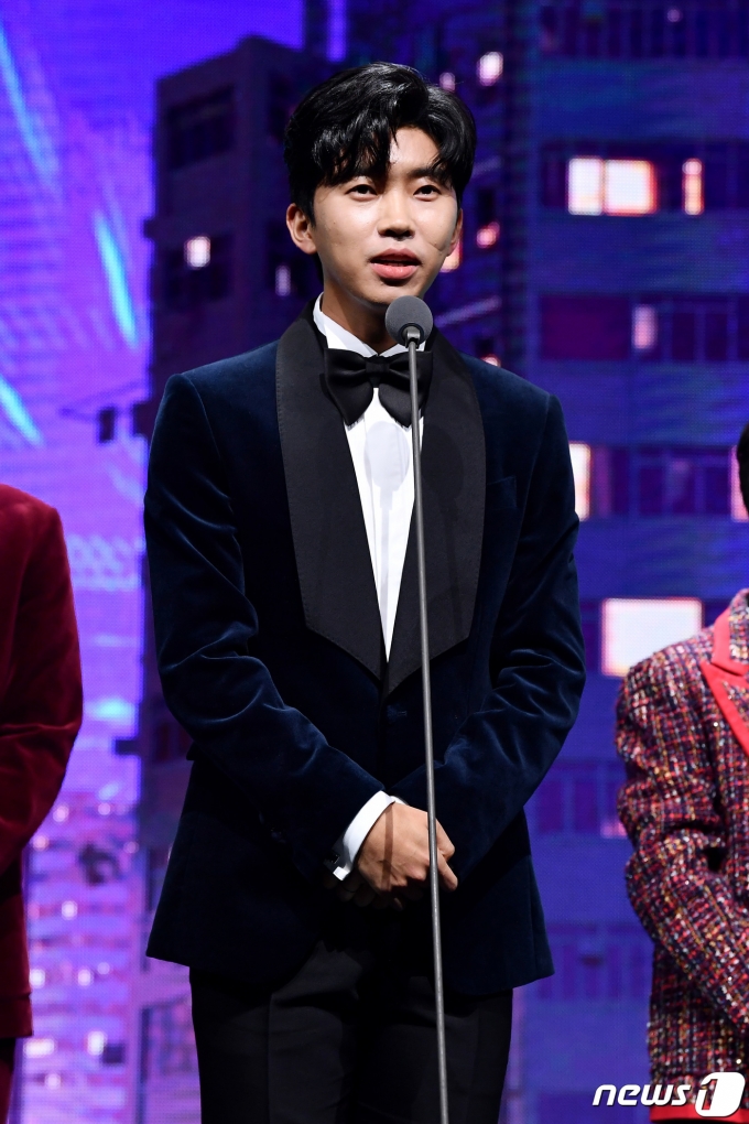 '미스터트롯' 임영웅이 5일 오후 7시에 열린 'MMA 2020'(멜론뮤직어워드 2020)에 참석해 '핫트랜드상을 수상한 뒤 소감을 말하고 있다. (카카오 제공) 2020.12.5/뉴스1 © News1 권현진 기자