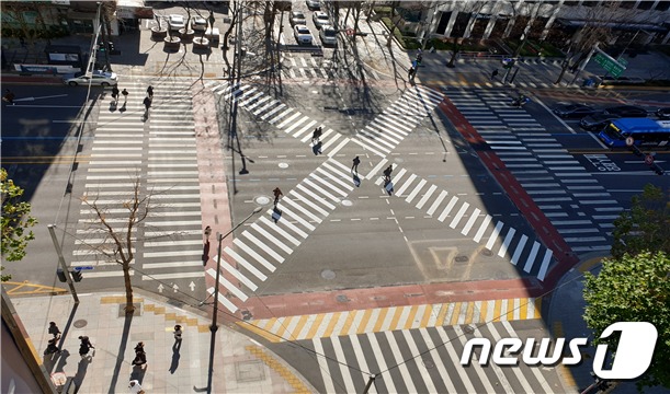 종로1가 종로구청입구앞 대각선횡단보도 설치 후 전경(서울시 제공)© 뉴스1