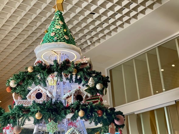 아난티 힐튼 부산 1층에 다채로운 컬러와 각기 다른 모양의 진저브레드 하우스를 높이 쌓아 올린 형태의 이색트리를 선보인다./사진=힐튼부산