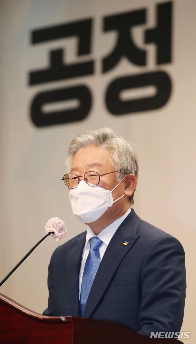 이재명 경기도지사가 지난 8월 13일 국회 의원회관에서 열린 '공정조달이 답이다! 공정조달제도 도입을 위한 경기도 정책토론회'에서 인사말을 하고 있다. / 사진=뉴시스