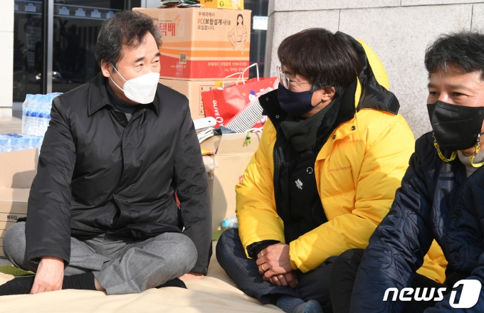 이낙연 더불어민주당 대표가 6일 서울 여의도 국회 본청 앞에서 '사회적참사 진상규명특별법' 개정을 촉구하며 농성 중인 세월호 유가족들을 찾아 의견을 듣고 있다. 사진은 왼쪽부터 이낙연 대표와 장훈 4·16세월호참사가족협의회운영위원장, 정성욱 진상규명부사장. 2020.12.6/뉴스1 © News1 성동훈 기자