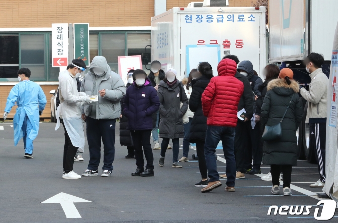 신종 코로나바이러스 감염증(코로나19) 신규 확진자가 600명대를 기록한 6일 오전 서울 중구 국립중앙의료원 선별진료소에서 시민들이 검사를 위해 줄을 서 있다. 2020.12.6/뉴스1 © News1 이성철 기자