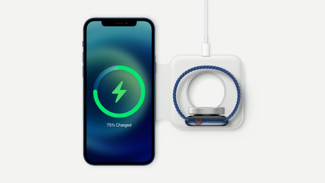 애플의 무선충전기 '맥세이프(MagSafe) 듀오'가 내구성이 취약하다는 지적에 휩싸였다. /사진=애플 제공