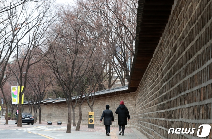 절기상 대설(大雪)인 7일(월)에는 전국적으로 구름이 많은 가운데 수도권과 충청권에서 빗방울이 떨어지거나 눈이 조금 날리겠다. /사진=뉴스1 구윤성 기자