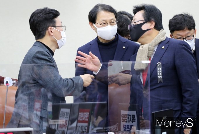 [머니S포토] 국회 보건복지위, 의견 나누는 위원장과 여야 간사