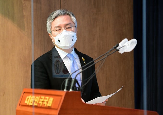 최강욱 열린민주당 대표(의원)가 11일 서울 여의도 국회 본관 소통관에서 검찰청법, 법원조직법 일부개정법률안 대표 발의 기자회견을 갖기 위해 단상에 입장하고 있다. /사진=임한별 기자