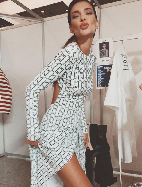 스페인 출신 모델 조아나 샌즈가 카메라를 향해 장난스런 포즈를 취하고 있다. /사진=샌즈 인스타그램 캡처