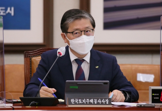 문재인 대통령이 지난 9일 국회에 제출한 변창흠 국토부 장관 후보의 인사청문 요청안에 따르면 변 내정자는 본인 명의의 방배동 아파트 1채를 보유 중이라고 신고했다. 신고가격은 올해 공시가격을 적용해 6억5300만원. 2006년 매입 당시(5억2300만원) 대비 1억3000만원 올랐다. /사진=머니투데이