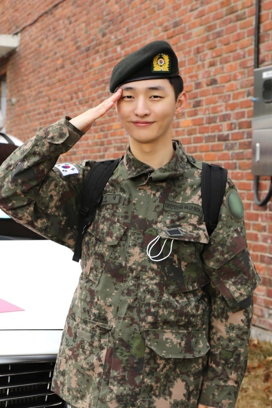 그룹 워너원 출신 윤지성은 13일 1년 7개월 간 군 복무를 마치고 만기 전역했다. /사진=LM엔터테인먼트 제공   