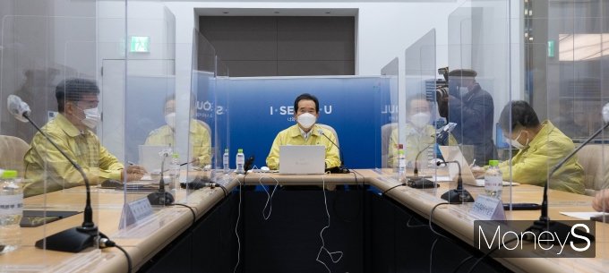 [머니S포토] 정세균 총리, 수도권 코로나19 상황점검회의 주재