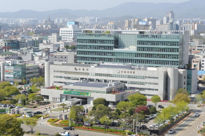 수원시가 행정안전부 주관 ‘2020년 지방규제혁신 역점 분야 우수기관 포상’에서 ‘현장 규제 애로 발굴·정비 분야’ 우수기관으로 선정돼 행정안전부장관 표창을 받았다. / 사진제공=수원시