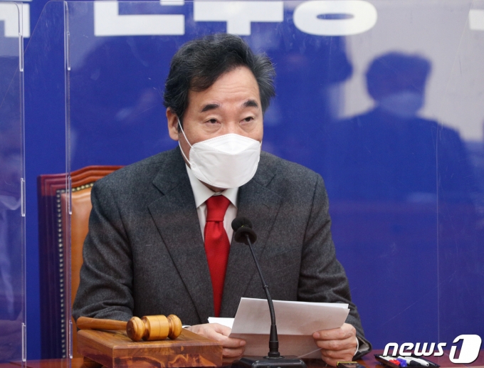 이낙연 더불어민주당 대표가 전 국민이 직접 신속진단키트로 코로나19 감염 여부를 1차 검사할 수 있도록 하자고 제안했다. 사진은 14일 오전 서울 여의도 국회에서 열린 당 최고위원회에서 발언하는 이 대표 모습. /사진=뉴스1