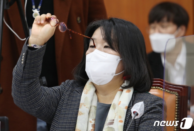 윤미향 더불어민주당 의원이 코로나19 시국에 와인파티 논란에 휩싸였다. 사진은 지난달 18일 서울 여의도 국회에서 열린 국회 환경노동위원회의 ILO 핵심협약 비준 준비를 위한 입법 공청회에 참석한 윤 의원. /사진=뉴스1