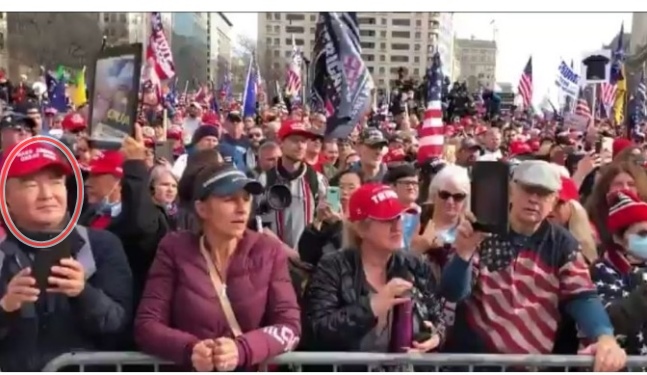 민경욱(왼쪽) 전 미래통합당 의원이 미국 워싱턴에서 열린 대통령선거 불복 ‘노마스크 집회’에 등장했다. /사진=도널드 트럼프 대통령 트위터 캡처