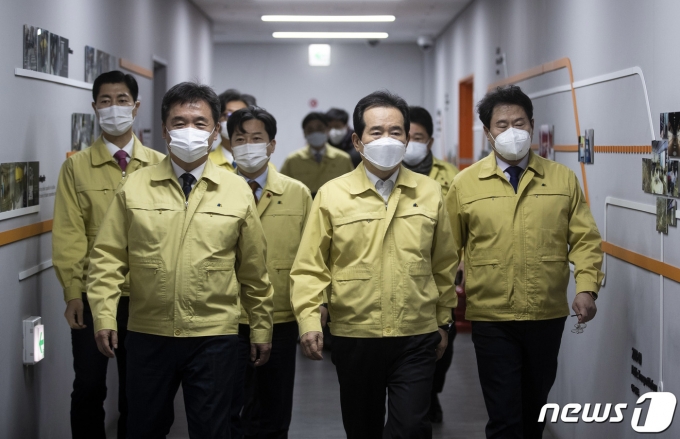 정세균(가운데) 국무총리와 서정협(왼쪽) 서울시장 권한대행이 14일 오전 서울 중구 서울시청에서 열린 코로나19 대응 중앙재난안전대책본부 겸 수도권 상황점검회의에 참석하고 있다. /사진=뉴스1