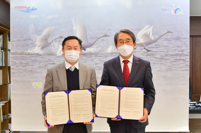 12월14일 부산 사하구청서 개최된 안전확보 공동협력체계 구축을 위한 업무협약식에서 문영기 캠코 부산지역본부장(왼쪽)과 김태석 부산광역시 사하구청장(오른쪽)이 기념촬영을 하고 있다./사진=캠코