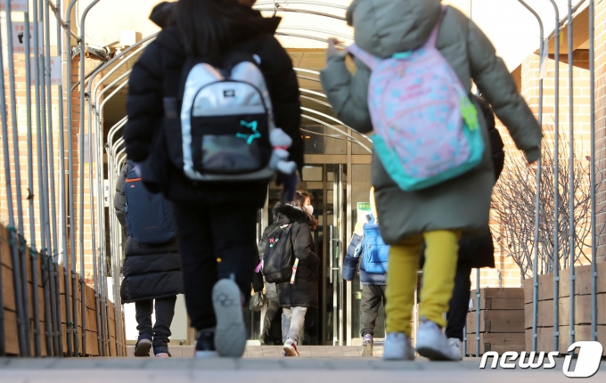 수도권(서울·경기·인천)의 각급 학교가 오늘(15일)부터 등교수업을 중단하고 전면 원격수업으로 전환한다. 사진은 지난 14일 서울의 한 초등학교에서 학생들이 올해 마지막 등교를 하는 모습. /사진=뉴스1
